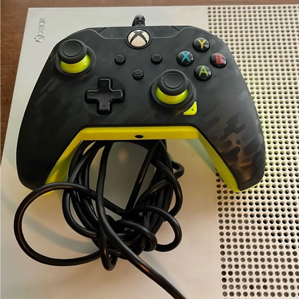 Xbox White Console with 2 wired controllers